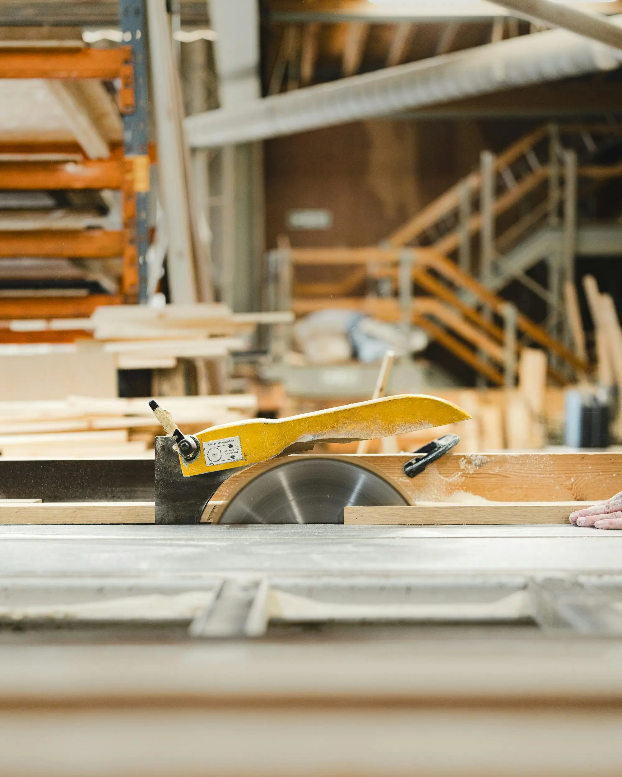 Handwerker bei der Holzbearbeitung – traditionelle Handwerkskunst bei echt-holz.shop